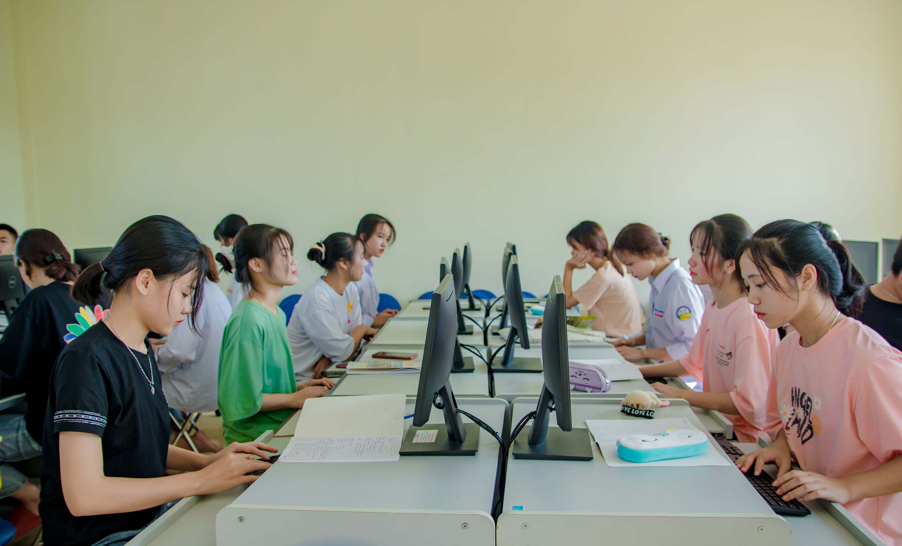 ห้องเรียนออนไลน์พร้อมอุปกรณ์คอมพิวเตอร์ ในห้องฝึกอบรม